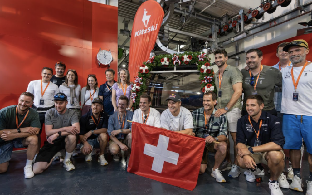 Jetzt hat auch Marco Odermatt seine Kitzbühel-Gondel Marco Odermatt, Rennfahrer-Kollegen und Betreuer von Swiss Ski sowie Freundin Stella Parpan freuten sich über die nächste "Schweizer-Gondel" in Kitzbühel. – Fotos: K.S.C./alpinguin