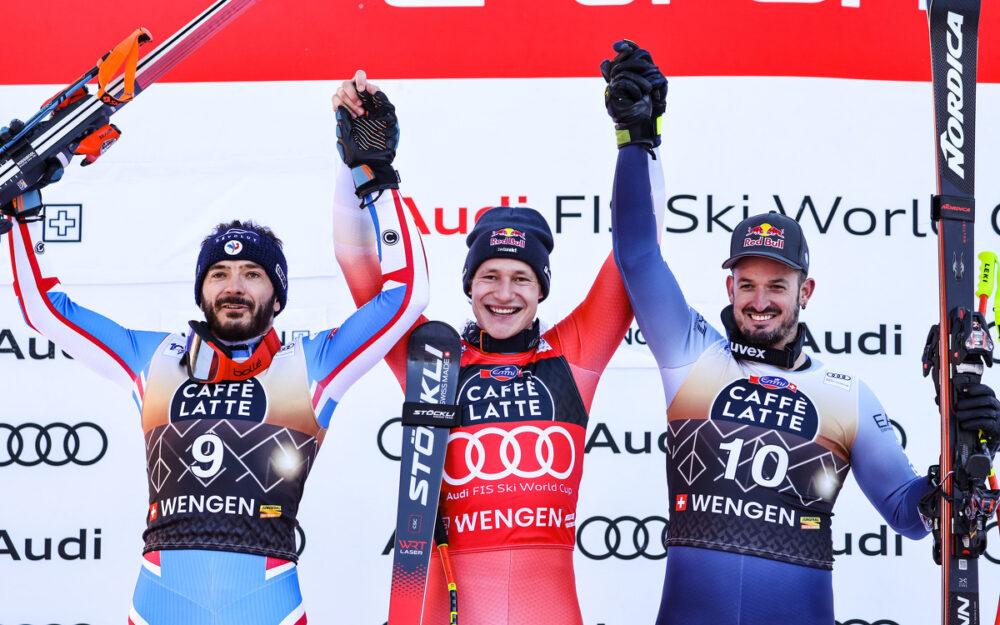 Marco Odermatt (Mitte) gewinnt am Lauberhorn die klassische Abfahrt vor Cyprien Sarrazin (links) und Dominik Paris. – Foto: GEPA pictures