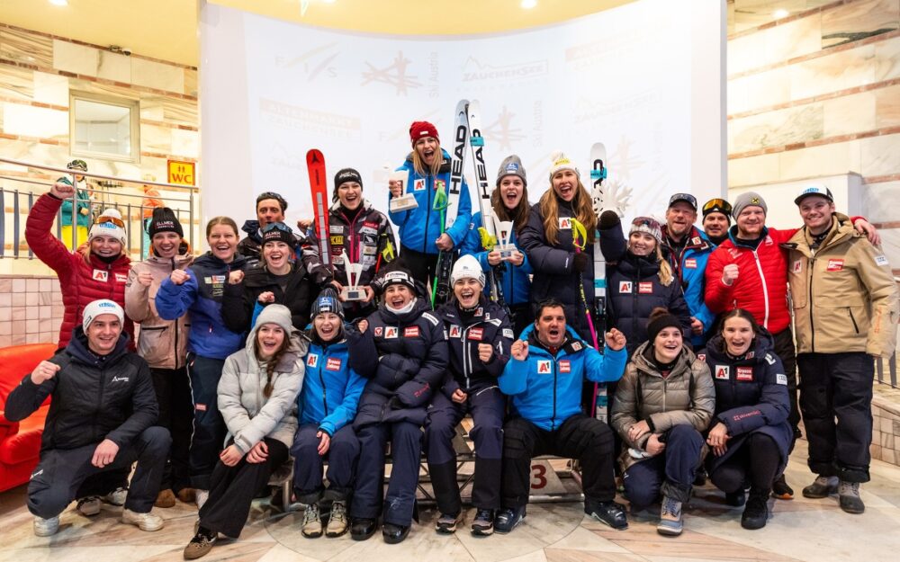 EC: Österreicherinnen auch am zweiten Tag von Zauchensee in Feierlaune Das Team mit den Österreicherinnen ist in Feierlaune. – Fotos: GEPA pictures