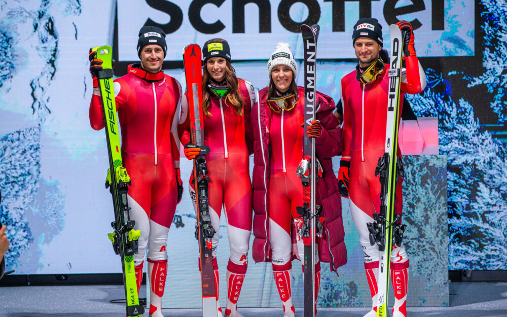 Stefan Brennsteiner, Mirjam Puchner, Kathrin Ofner und Johannes Strolz präsentieren den neuen Rennanzug. – Foto: GEPA pictures