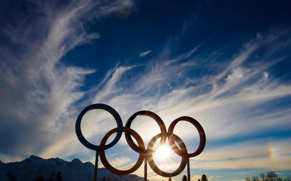 Sonne und Wolken über den Olympischen Ringen. – Foto: GEPA pictures