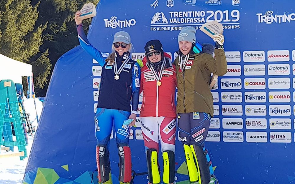JWM: Kombi-Gold für Nicole Good Die strahlende Junioren-Weltmeisterin in der Kombination in der Mitte: Nicole Good. – Foto: Swiss Ski