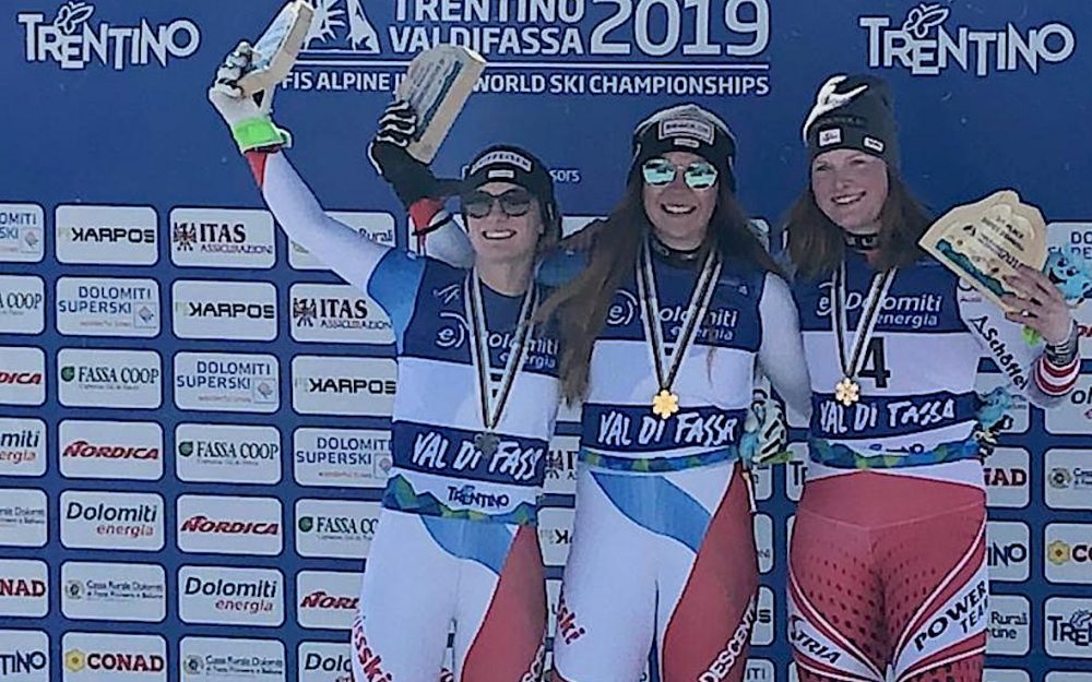 Noemie Kolly (links), Juliana Suter (Mitte) und Lisa Grill mit den Medaillen. – Foto: GEPA pictures