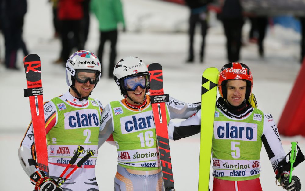 Rasmus Windingstad (Mitte), Stefan Luitz (links) und Roland Leitinger bilden das siegreiche Trio von Alta Badia. – Foto: GEPA pictures