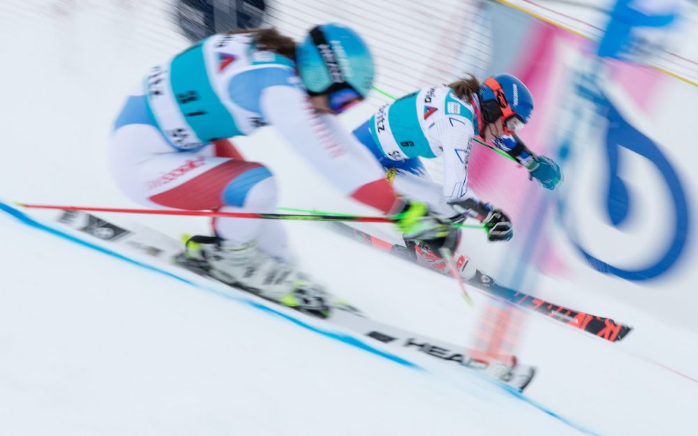 Das Duell zwischen Wendy Holdener (Vordergrund) und Petra Vlhova. – Foto: GEPA pictures