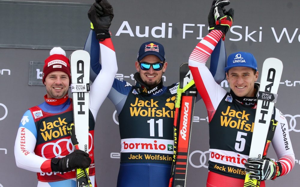 Dominik Paris (Mitte) feiert mit Beat Feuz (links) und Matthias Mayer die Podestplätze in Bormio. – Foto: GEPA pictures