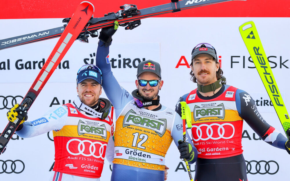 Grosser Jubel bei Dominik Paris. Der Italiener gewinnt die Weltcup-Abfahrt von Val Gardena vor Aleksander Aamodt Kilde (links) und Bryce Bennett (rechts). – Foto: GEPA pictures