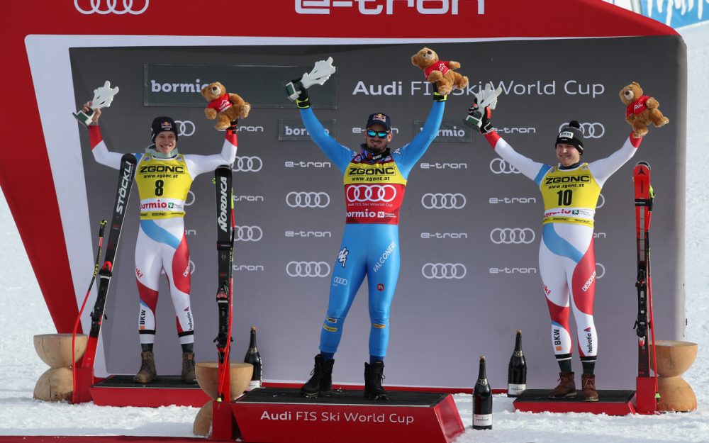 Dominik Paris feiert gemeinsam mit Marco Odermatt (links) und Niels Hintermann (rechts). – Foto: GEPA pictures