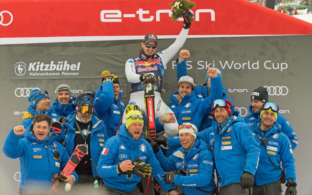 Dominik Paris lässt sich nach seinem Kitzbühel-Triumph feiern. – Foto: GEPA pictures