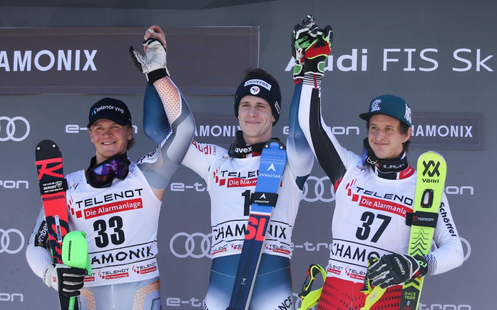 Clement Noel gewinnt sein drittes Rennen der Saison und triumphiert in Chamonix vor Timon Haugen (links) und Adrian Pertl (rechts). – Foto: GEPA pictures