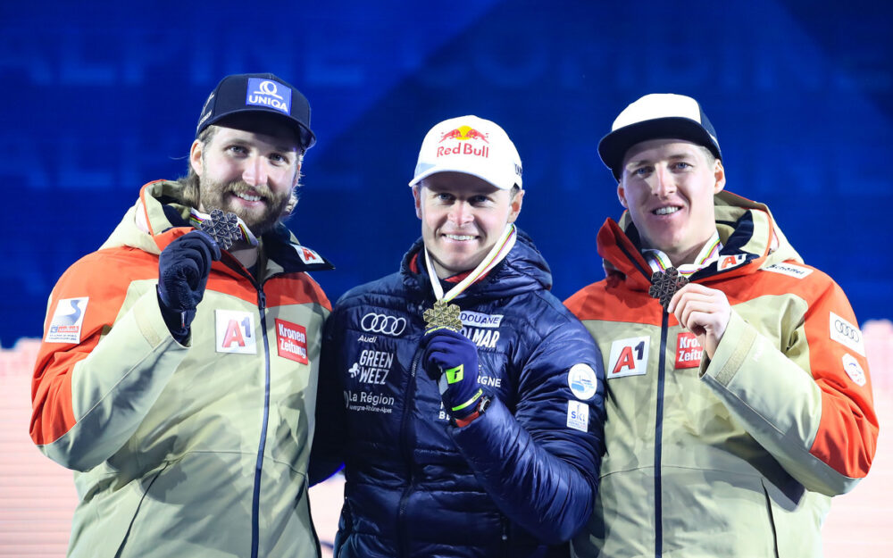 Marco Schwarz (links), Alexis Pinturault und Raphael Haaser präsentieren die Medaillen, die sie am Nachmittag gewonnen haben. – Foto: GEPA pictures