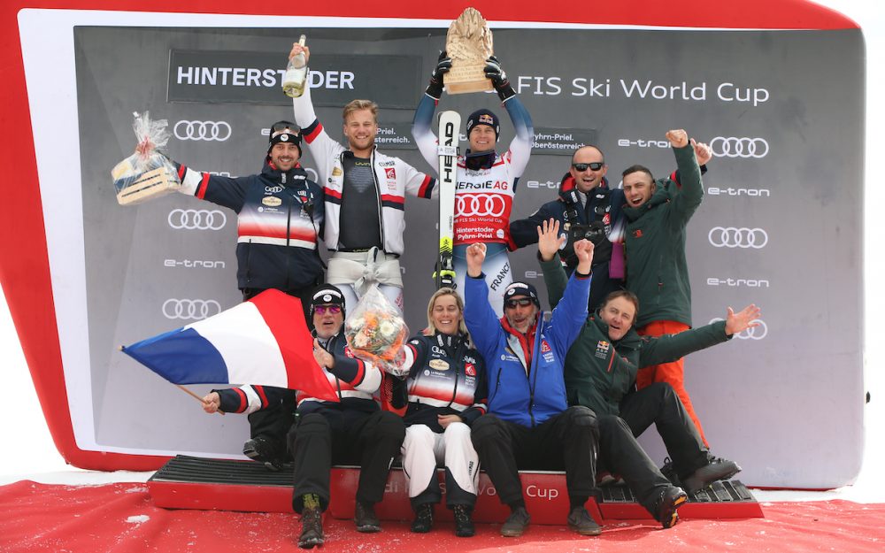 Kombi-Kugel Nummer 6 für Alexis Pinturault Das Team mit und um Alexis Pinturault freut sich über den Tagessieg und den Gewinn der nächsten Kombi-Kugel. – Foto: GEPA picutres