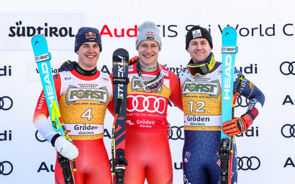 Doppelsieg – Marco Odermatt gewinnt auf der Saslong vor Franjo von Allmen Franjo von Allmen, Sieger Marco Odermatt und Ryan Cochran-Siegle (v.l.) strahlen in Gröden um die Wette. – Foto: GEPA pictures