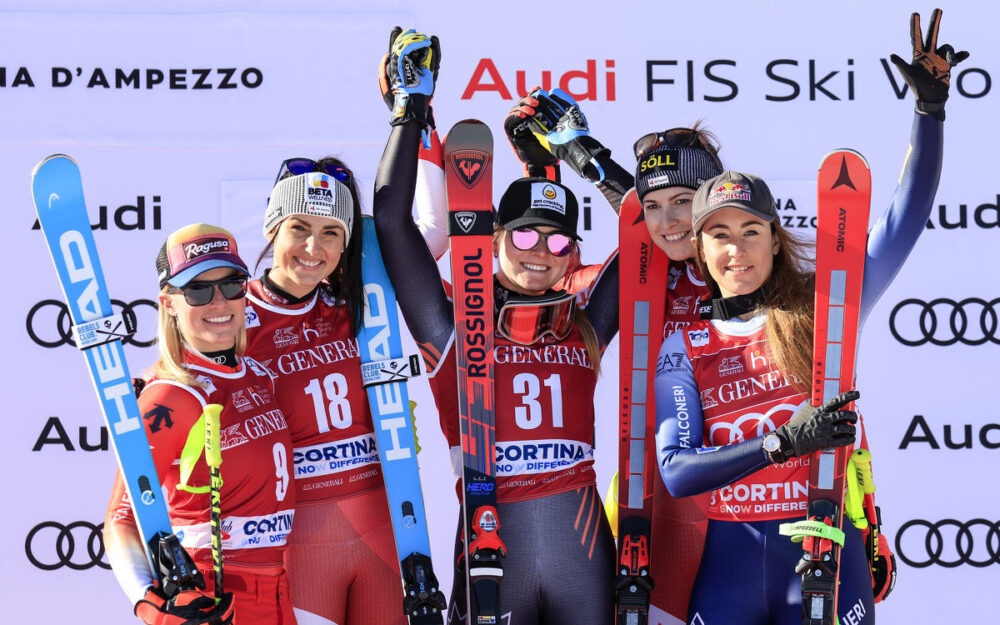 Verrückte Abfahrt, Ausfälle und fünf Fahrerinnen auf dem Podest Seltenes Podest-Bild mit sechs Athletinnen (v.l.): Lara Gut-Behrami (2.), Siegerin Stephanie Venier, Valerie Grenier (3.), Christina Ager (3.) und Sofia Goggia (3.) – Foto: GEPA pictures