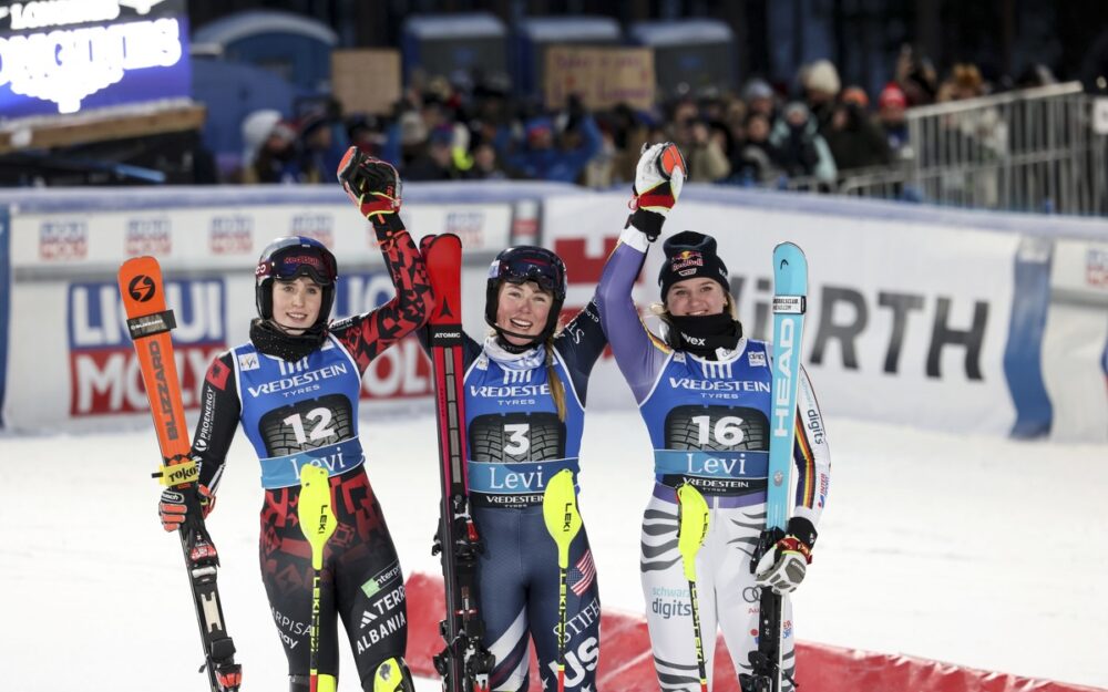 Lara Colturi, Mikaela Shiffrin und Emma Aicher bilden das erste Slalom-Podest des Winters 2025/26. – Foto: GEPA pictures