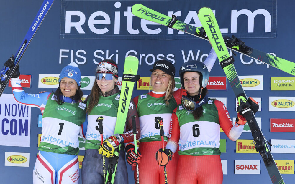 Margaux Dumont (Zweite von rechts) und Talina Gantenbein (rechts) teilen sich den dritten Platz hinter Marielle Berger Sabbatel (links) und Siegerin Brittany Phelan. – Foto: GEPA pictures