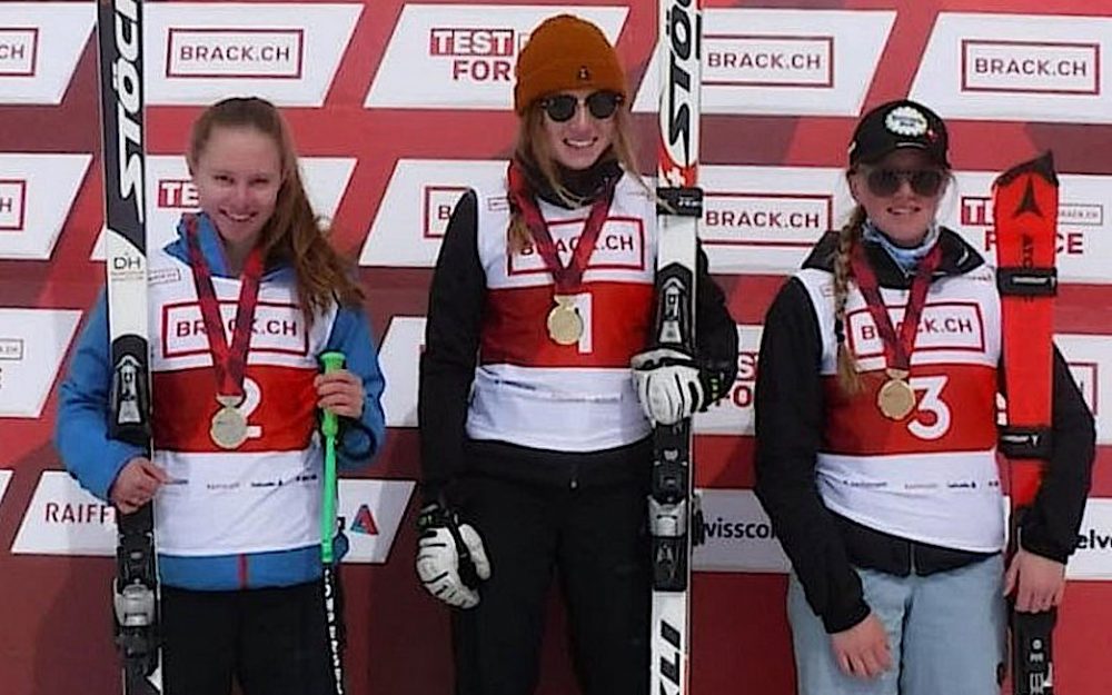 Janine Schmitt, Delphnie Darbellay und Chiara Bissig (v.l.) bei der Siegerehrung. – Foto: zvg Swiss Ski