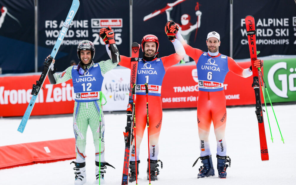 Loic Meillard (Mitte) gewinnt den letzten Riesenslalom des Winters vor Joan Verdu (links) und Thomas Tumler. – Foto: GEPA pictures
