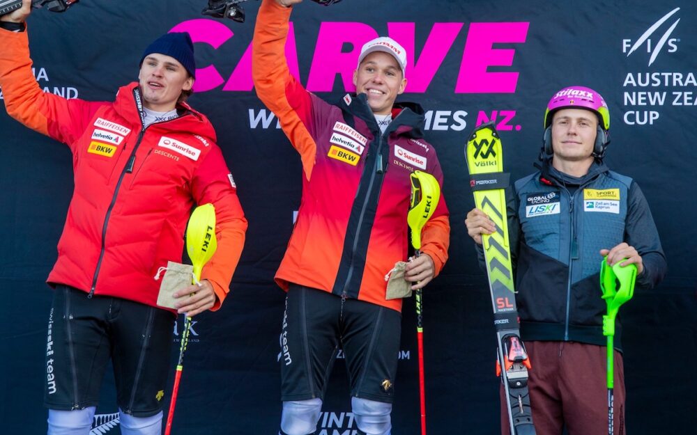 Schweizer Doppelsieg beim Slalom in Coronet Peak Joel Lütolf, Reto Mächler und Sam Maes (v.l.) auf dem Podest nach dem Slalom von Coronet Peak. – Foto: zvg
