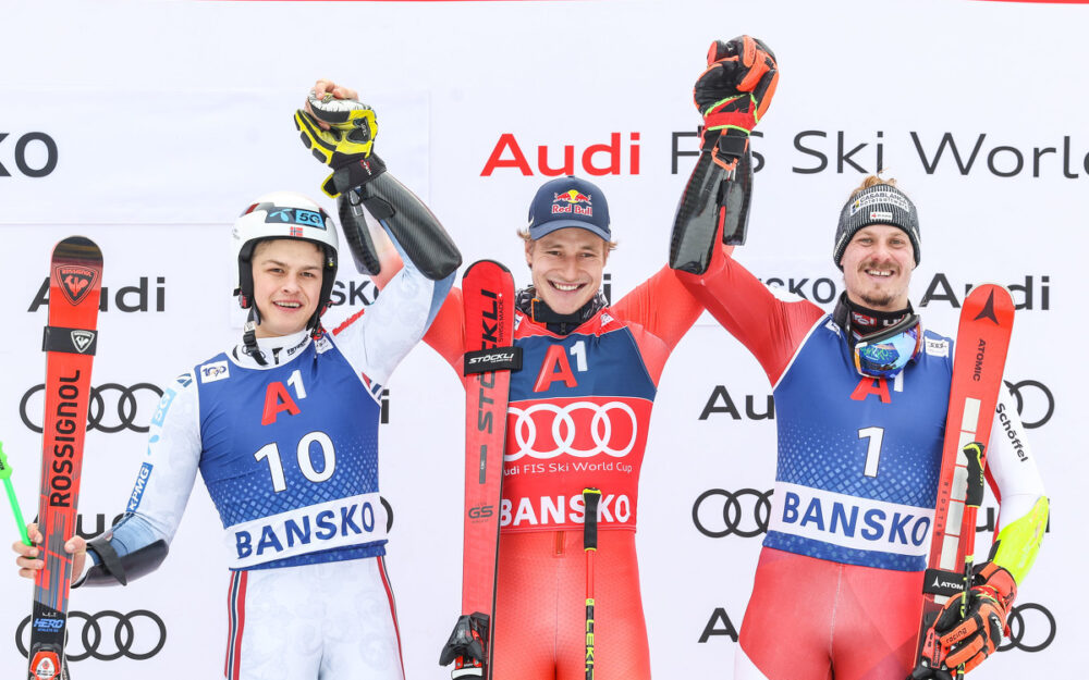 Marco Odermatt (Mitte) gewinnt in Bansko vor Alexander Sten Olsen (links) und Manuel Feller. – Foto: GEPA pictures