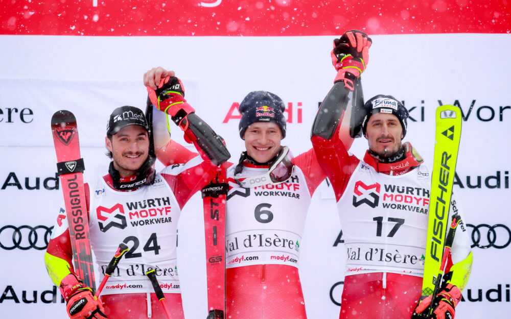 Marco Odermatt schlägt in Val d’Isère wieder zu Patrick Feurstein, Marco Odermatt und Stefan Brennsteiner trotzten den Bedingungen und holten die Podestplätze. – Foto: GEPA pictures