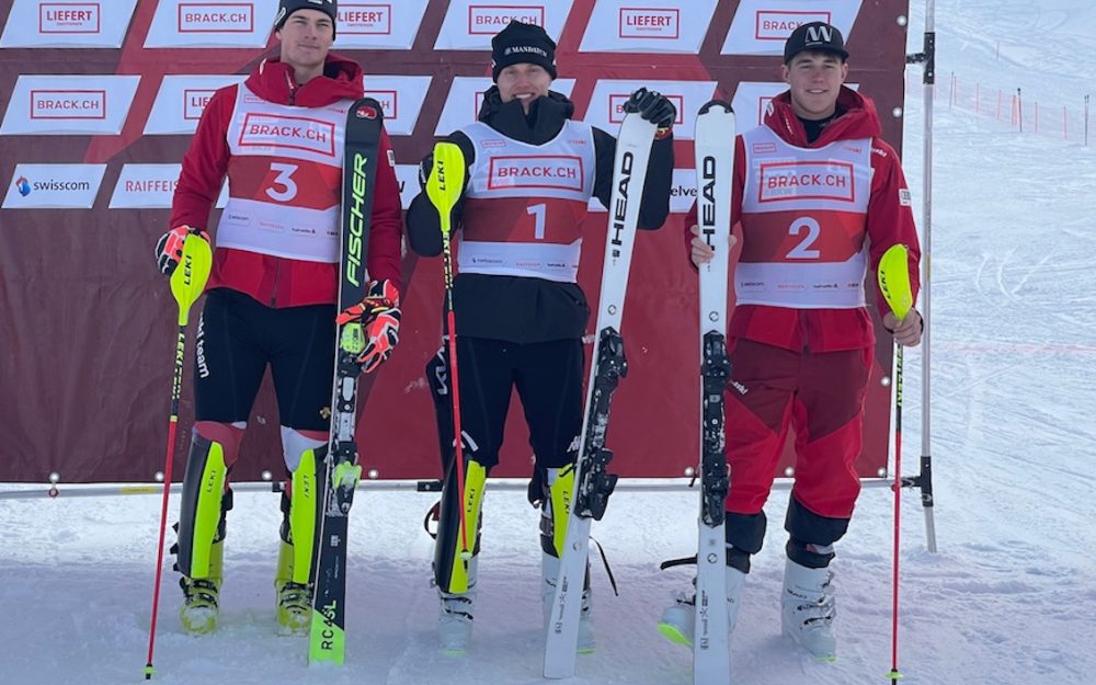 Jesper Pohjolainen (Mitte) gewinnt das zweite Rennen auf der Diavolezza vor den Berner Oberländern Franjo von Allmen (links) und Florian Kunz. – Foto: zvg