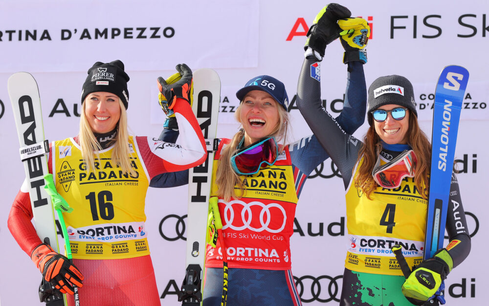 Cornelia Hütter, Ragnhild Mowinckel (Mitte) und Marta Bassino freuen sich über ihre Podestplätze. – Foto: GEPA pictures