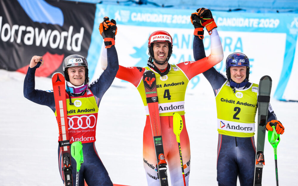 Ramon und die starken Norweger. Ramon Zenhäusern gewinnt den Slalom von Soldeu vor Lucas Braathen (links) und Henrik Kristoffersen (rechts). – Foto: GEPA pictures