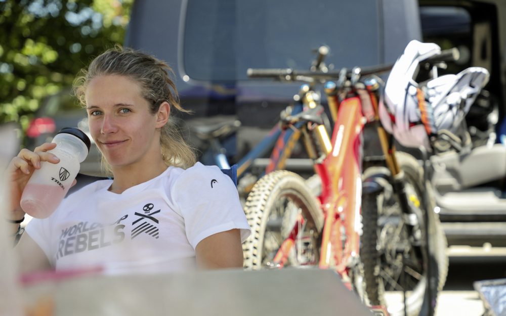 Camille Rasts „Rendevous“ mit einem Baum Camille Rast stärkt sich vor dem nächsten Einsatz. – Foto: GEPA pictures