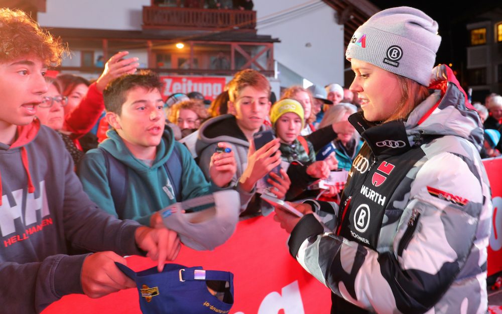 Unterschiedliche Gefühle bei Viktoria Rebensburg Viktoira Rebensburg im Dialog mit den Fans. – Foto: GEPA picture
