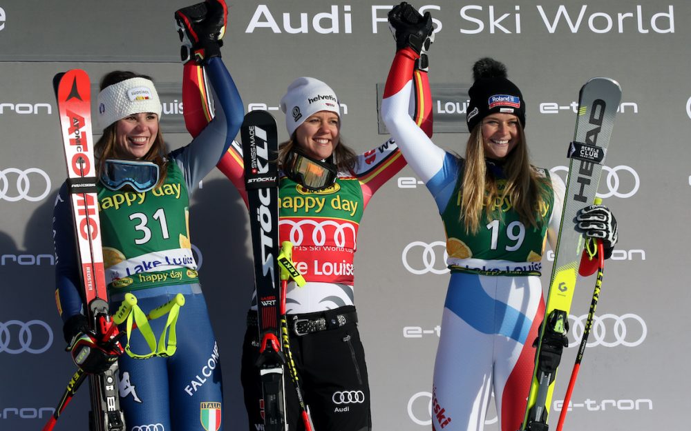 Viktoria Rebensburg (Mitte), Nicol Delago und Corinne Suter (rechts) freuen sich über die Podestplätze. – Foto: GEPA pictures