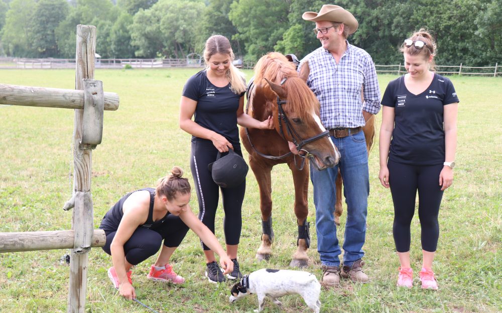 Jasmine Flury, Corinne Suter, Mango (Hund), Sammy (Pferd), Pferdestallbesitzer Herbert Hanny und Physiotherapeutin Riccarda Brand (v.l.). – Foto: PEG