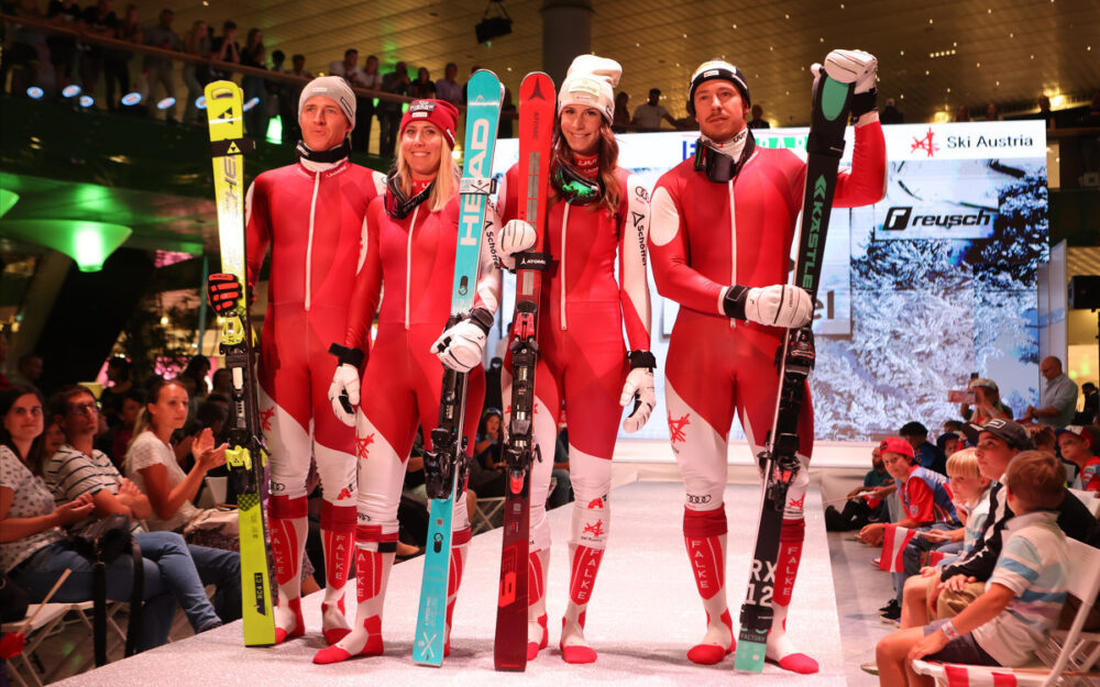 Raphael Haaser, Cornelia Hütter, Mirjam Puchner und Mathias Graf präsentieren den Rennanzug. – Fotos: GEPA pictures