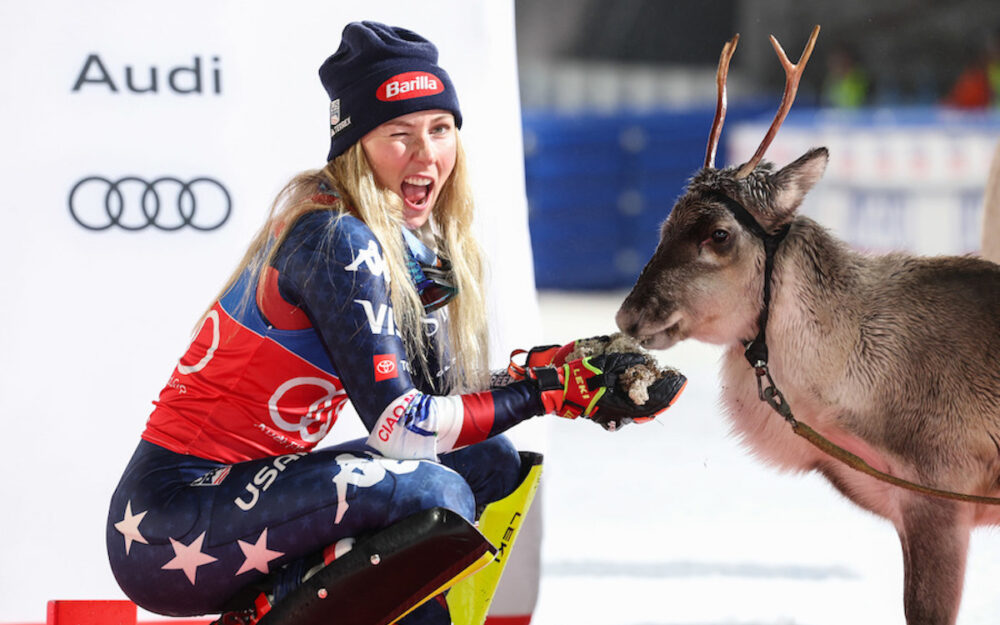 „Geheimnis“ gelüftet – Mikaela Shiffrins achtes Rentier heißt „Rori“ Mikaela Shiffrin mit "Rori". – Foto: GEPA pictures