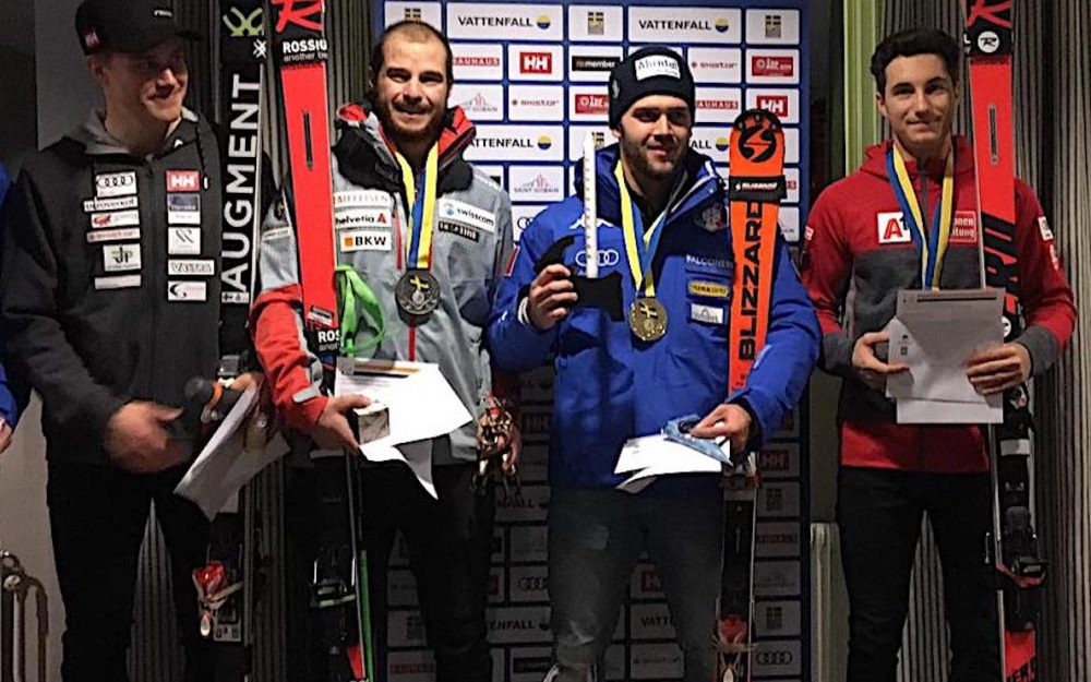 Simon Maurberger setzt sich vor Marco Reymond durch Marco Reymond (Zweiter von links) bei der Siegerehrung in Funesdalen. – Foto: zvg / RV