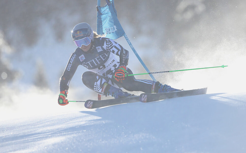 Alice Robinson unterwegs im durch den vom Wind aufgewirbelten Schnee auf der "Superstar"-Piste. – Foto: GEPA pictures