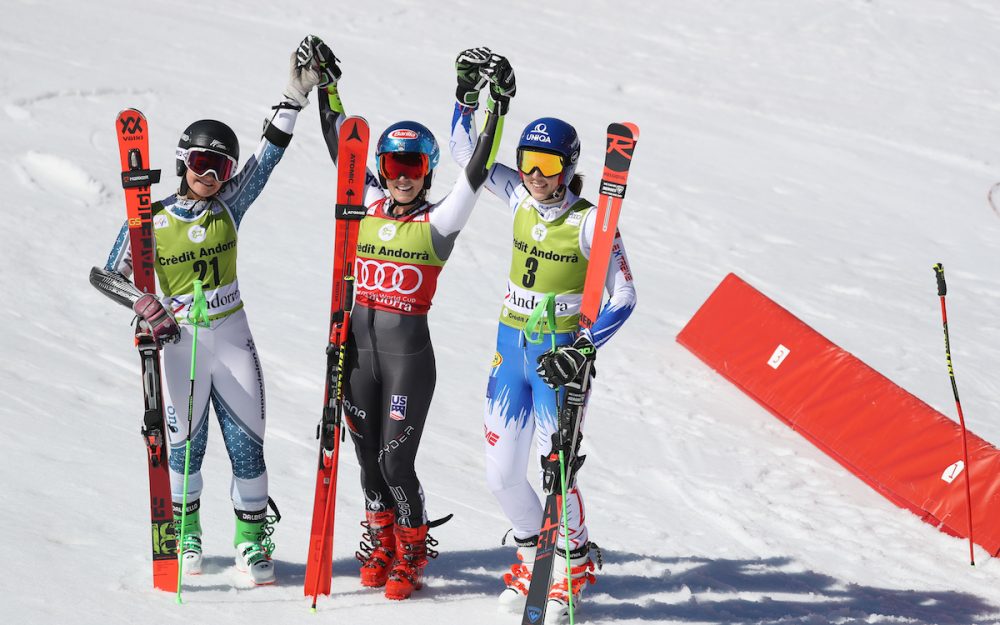 Juniorenweltmeisterin Alice Robinson (links) ist in der Weltspitze und bei den Top-Stars Mikaela Shiffrin (Mitte) und Petra Vlhova angekommen. – Foto: GEPA pictures