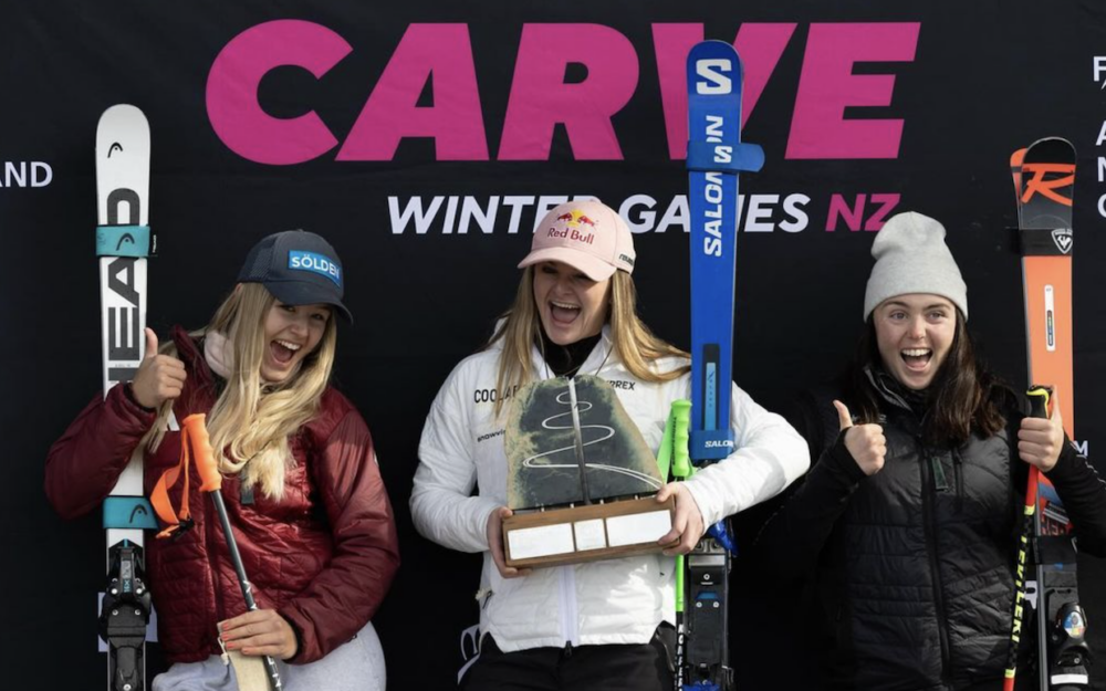 Robinson gewinnt das „Aufwärm-Rennen“ – wachsende Unzufriedenheit in Coronet Peak Alice Robinson (Mitte) gewinnt in Coronet Peak vor Romy Ertl (links) und Madison Hoffmann. – Foto: Wintergames NZ/McGregor