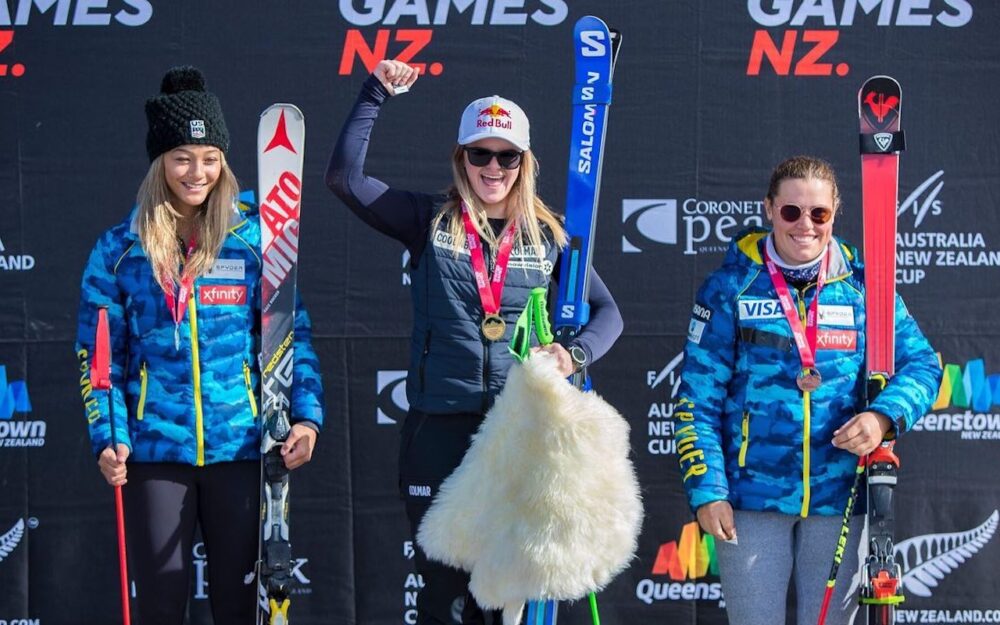 Alice Robinson (Mitte) kann sich endlich über ihren ersten Sieg im Winter 2022/23 freuen. – Foto: Winter Games NZ