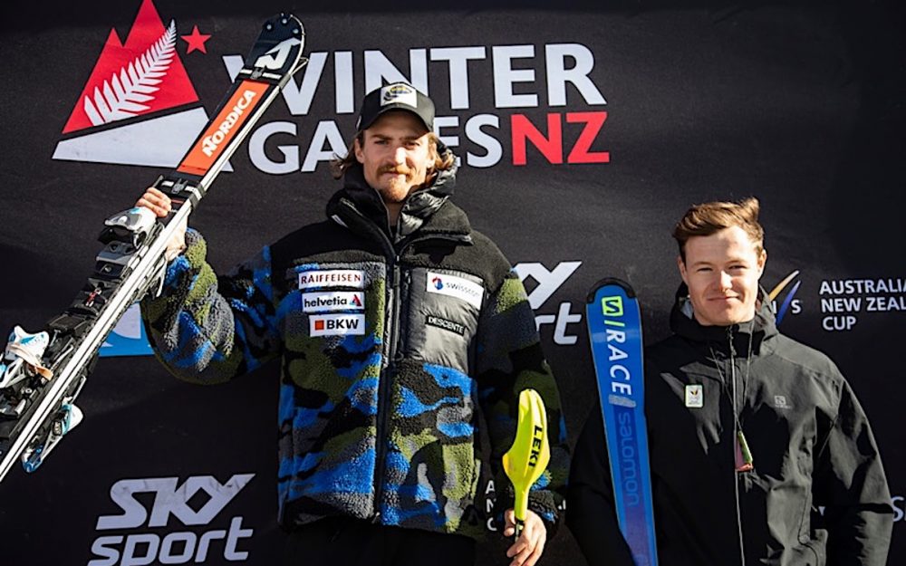 Marc Rochat (links) feiert nach 2017 und 2018 seinen dritten Sieg in Coronet Peak. – Foto: WinterGamesNZ | #WGNZ |@wintergamesnz