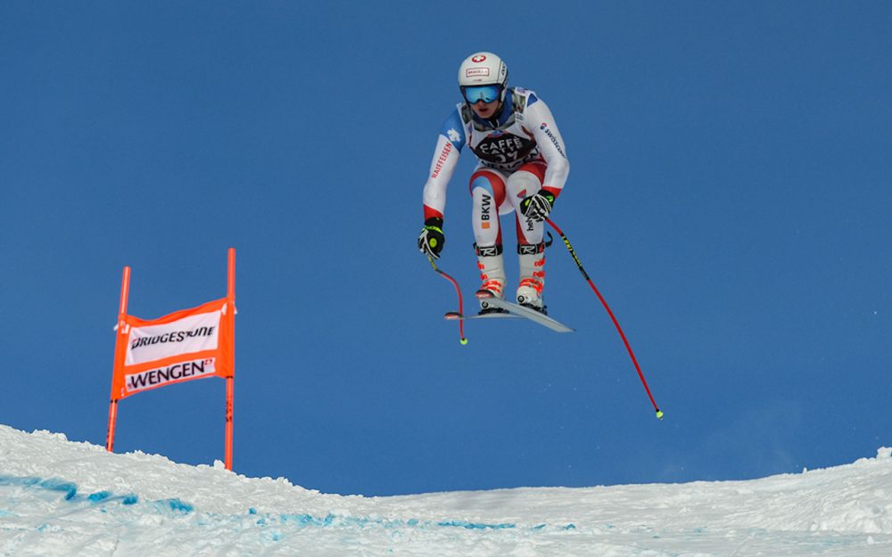 Hoher Luftstand von Lars Rösti bei seiner ersten Fahrt auf der kompletten Lauberhorn-Abfahrt. – Foto: rk-photography