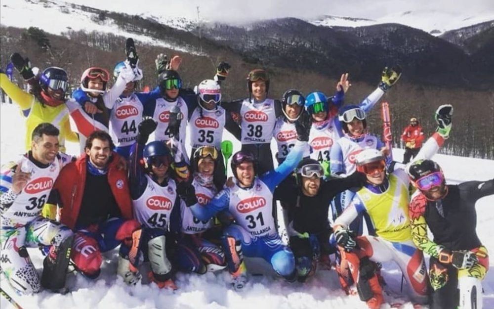 Ein Teil der "SAC-Familie" nach dem letzten Slalom. Cristian Javier Simari Birkner ist in der vorderen Reihe ganz links zu sehen. – Foto: zvg