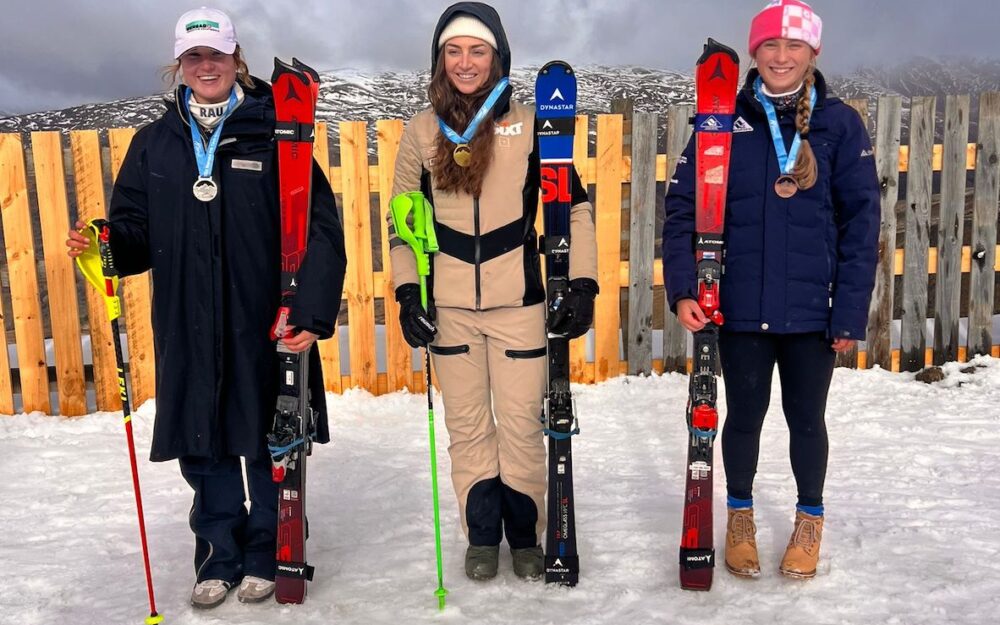 Zwei weitere Podestplätze für Alessia Bösch Alessia Bösch, Piera Hudson und Lara Huml (v.l.) bilden das Podest nach dem zweiten FIS-Slalom von Cardrona. – Fotos: zvg