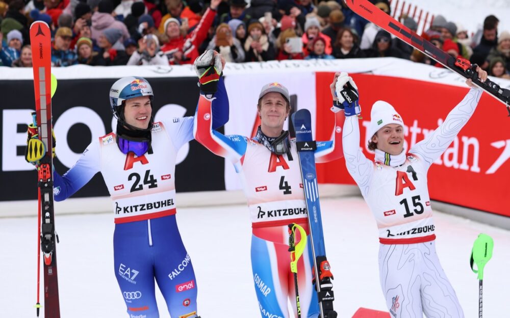Alex Vinatzer (links), Clement Noel (Mitte) und Lucas Pinheiro Braathen bilden das Kitzbühel-Siegertrio im Slalom. – Foto: GEPA pictures