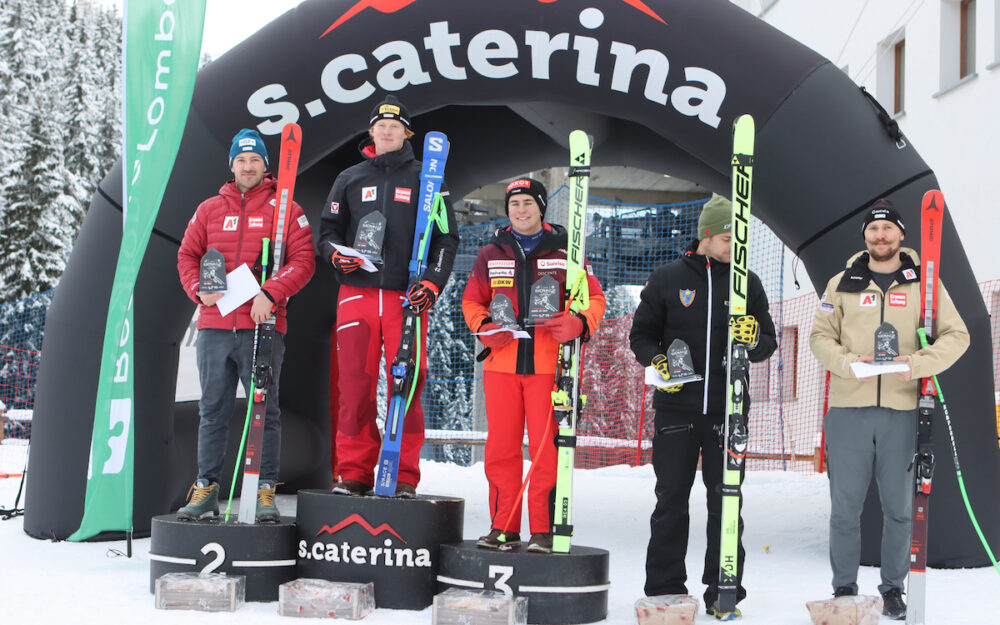 EC: Erster Europacup-Sieg für den Österreicher Vincent Wieser Manuel Training, Vincent Wieser, Livio Hiltbrand, Emanuele Buzzi und Stefan Rieser (v.l.) bei der Siegerehrung. – Fotos: Acmediapress / zvg