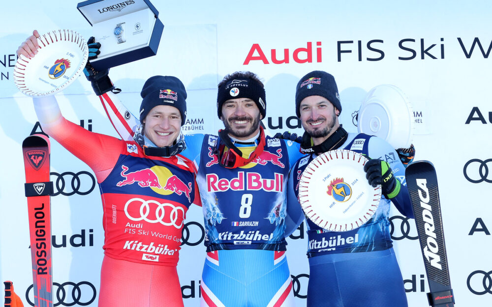 Cyprien Sarrazin mit Traumfahrt zum Kitzbühel-Double Cyprien Sarrazin (Mitte) freut sich – flankiert von Marco Odermatt (links) und Dominik Paris – über seinen bisher grössten Erfolg. – Foto: GEPA pictures
