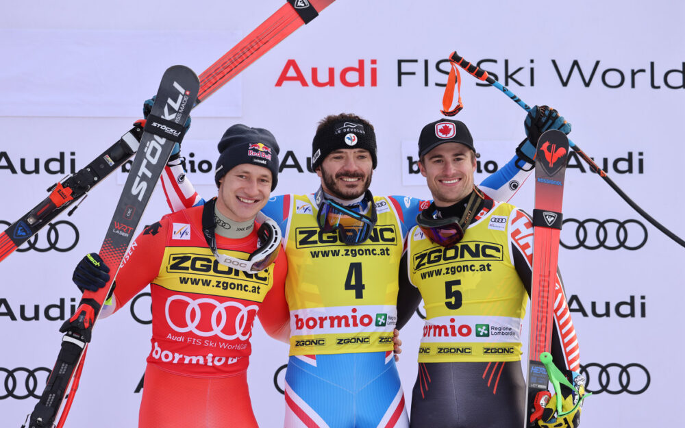 Cyprien Sarrazin (Mitte) feiert mit Marco Odermatt (links) und Cameron Alexander seinen ersten Abfahrtssieg im Weltcup. – Foto: GEPA pictures