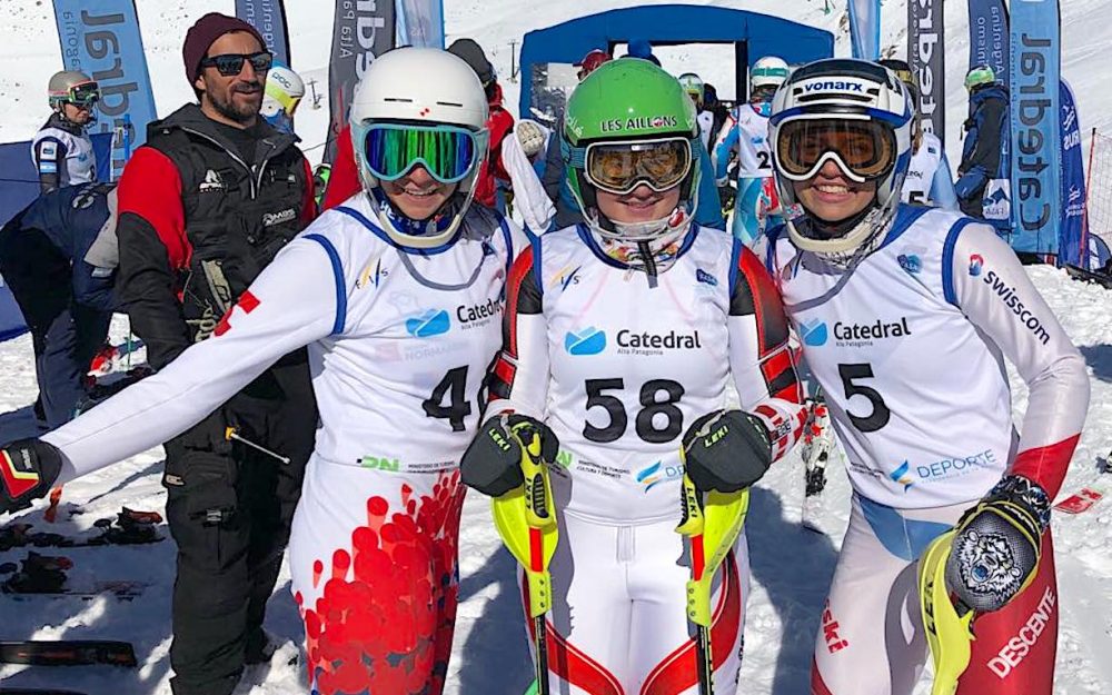 Julie Schär (rechts) mit Cleo Chalamel (Mitte) und der drittplatzierten Mialitiana Cleerc. – Foto: zvg/Orsatus Ski Racing