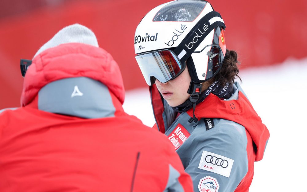 EC: Julia Scheib nach Knieverletzung lange out Julia Scheib im Gespräch mit einem der Coaches. – Foto: GEPA pictures