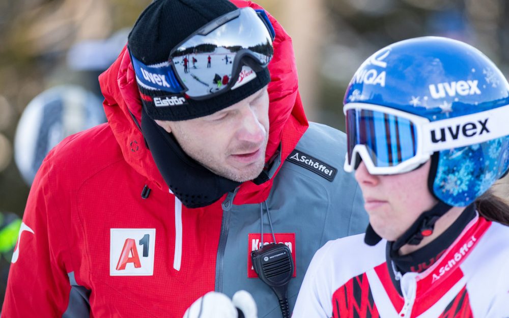 Christine Scheyer im Gespräch mit Trainer Roland Assinger. – Foto: GEPA pictures